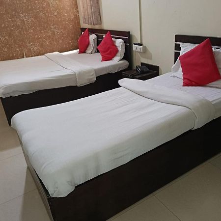 Hotel Mahati Indaur Kültér fotó